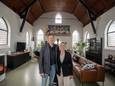 Erik en Irma Groot Wesseldijk in hun kerkje