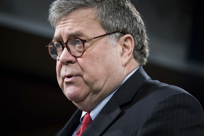 De Amerikaanse minister van Justitie, William Barr, wordt op het matje geroepen door de Democraten. Hij moet zich verantwoorden voor de zaak van Trumps ex-adviseur Roger Stone.
