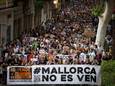 Demonstranten vooraan houden een spandoek vast met daarop: 'Mallorca is niet te koop'.