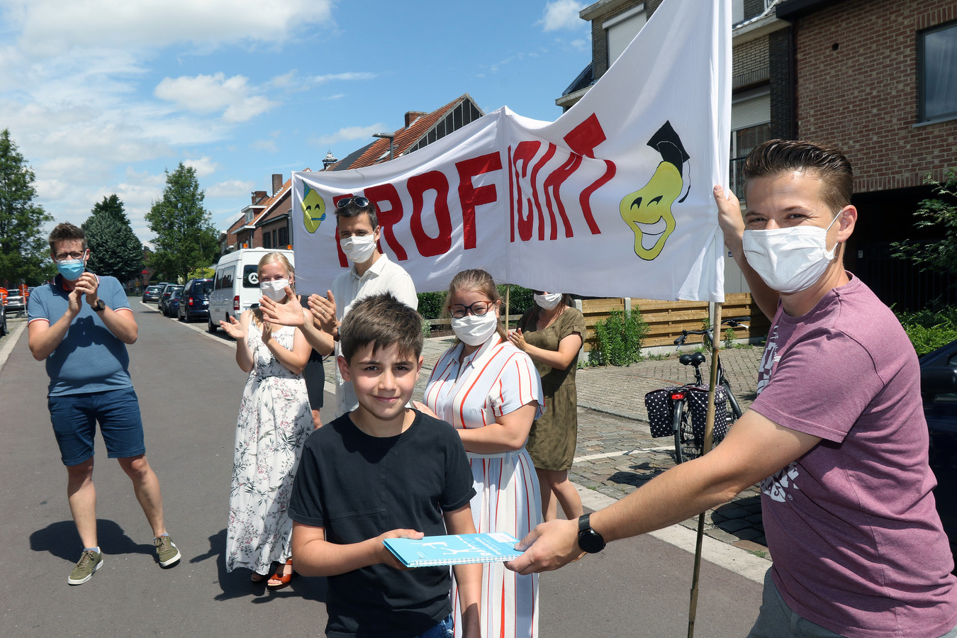 Met Spandoek En Ukelele Leerkrachten Heilig Graf Delen Diploma S Uit Aan Voordeur Foto Hln Be
