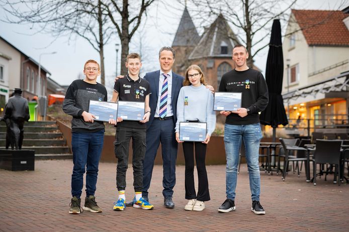 Deze vrijwilligershelden ontvingen van wethouder Rutger van Stappershoef een jeugdlintje voor hun bijzondere en vrijwillige inzet voor de lokale
samenleving.