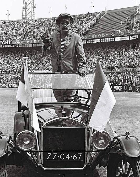 Dorus in De Kuip met zijn T-Ford, die hij als familiewagen gebruikte. Hij schreef er de megahit ‘In mijn hoestbui op vier wielen’ over.