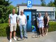 Het team van Advieskantoor Walravens - De Dender (AWDD) bij de nieuwe publieke laadpaal aan het kantoor op de Albertlaan.