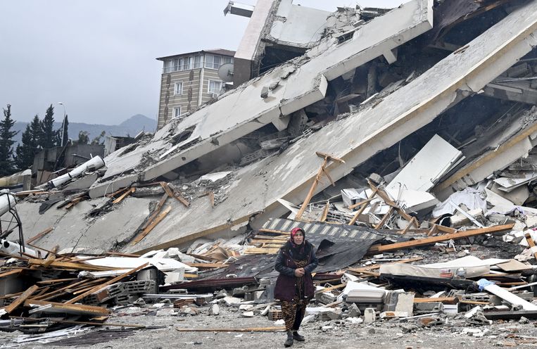 Veel gebouwen zijn ingestort, zoals hier in Hatay. Beeld Anadolu Agency via Getty Images