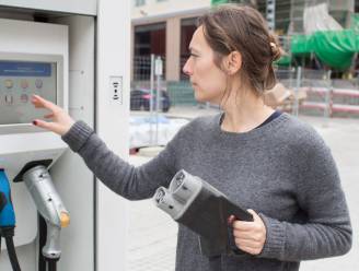 Laat je niet vangen aan de promopraatjes van autoverkopers: onze auto-expert over de nadelen van elektrische wagens