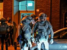 Arrestatieteam valt in de vroege ochtend met grof geschut woning binnen; één persoon aangehouden