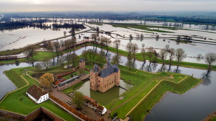 Hoogwater in 2018, met op de voorgrond Slot Loevestein