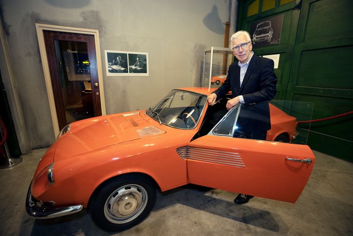 Geert Vermeer, voorzitter van het DAF Museum, bij een prototype DAF van de Italiaanse auto-ontwerper Giovanni Michelotti.