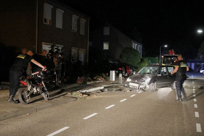 Een auto vloog op de Langeweg in Gennep uit de bocht en ramde een lantaarnpaal. De bestuurder is gevlucht.