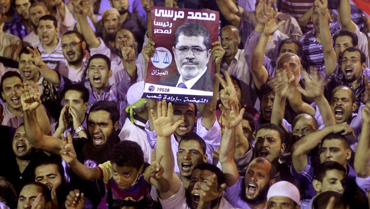 Aanhangers van de afgezette Egyptische presidetn Mohammed Morsi protesten in Caïro Beeld ap