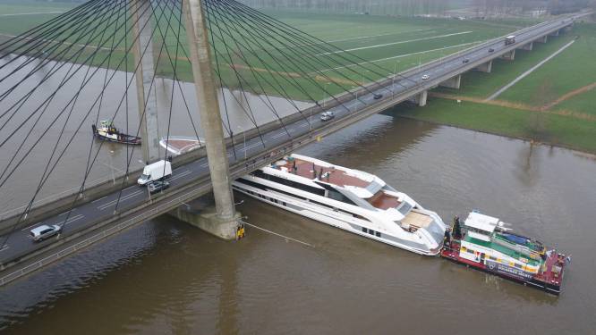 Superjacht Galactica kan nu bij Heusden niet onder de brug door: ‘Alles onder controle, wachten op laag tij’