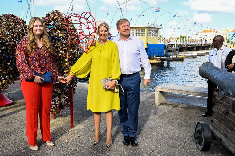 Het koningspaar hing een slotje aan een hartvormig kunstwerk om hun liefde te bezegelen.  Beeld Brunopress/Patrick van Emst