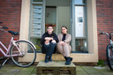 Chantal en Latifah voor het huis waar ze woonden nadat zij dakloos waren geraakt.