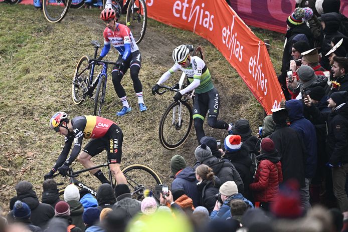 Mees Hendrikx daalt tussen Wout Van Aert en Lars van der Haar een dijkje af in de Antwerpse Scheldecross.