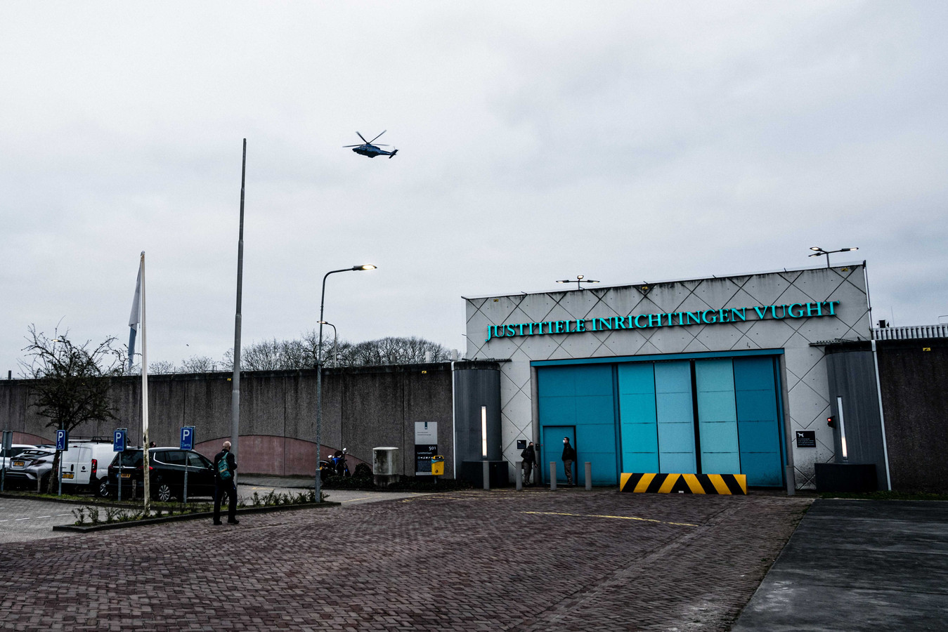 Een helikopter arriveert bij de Extra Beveiligde Inrichting (EBI), voorafgaand aan de eerste inleidende zitting in het Marengo-proces.