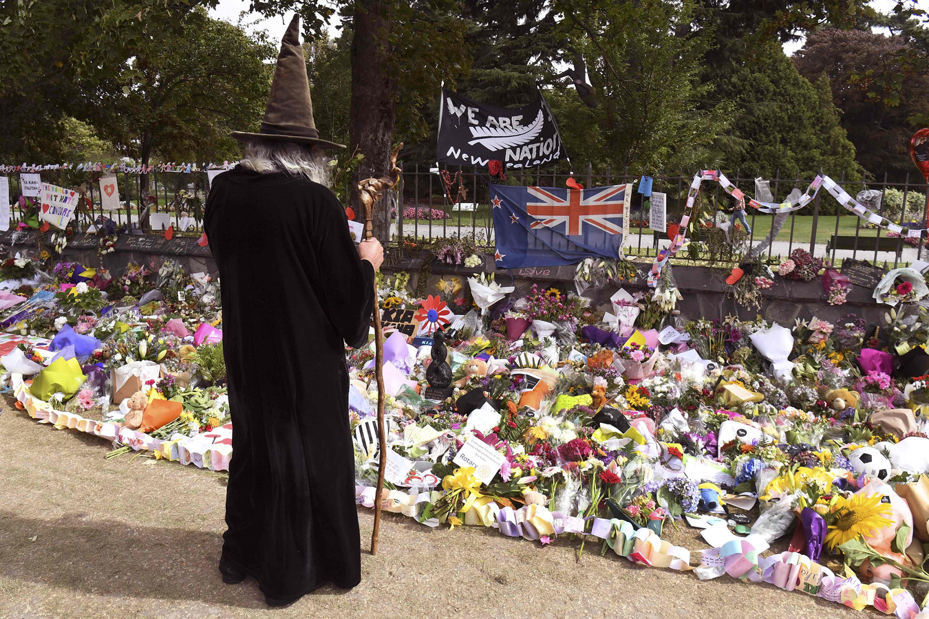 Ian Brackenbury Channell, de tovenaar van Nieuw-Zeeland, bij de herdenkingsplek voor de slachtoffers van de aanslag op de moskee in Christchurch in 2019.
