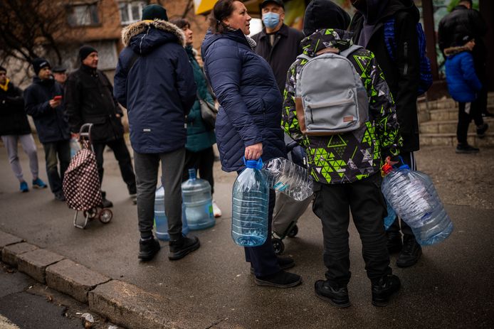 Inwoners van Kiev staan in de rij om water te kopen.