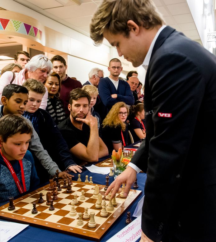 Jannes Westerhof en Nick Schilder nemen het op tegen Magnus Carlsen.