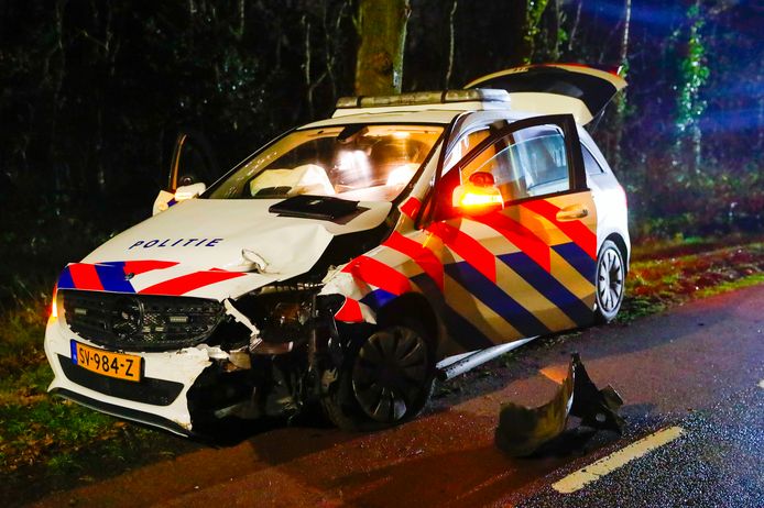 RIETHOVEN - Een man is in de nacht van zondag op maandag om het leven gekomen bij een ongeluk aan de Hobbel in Riethoven. Het slachtoffer reed tegen een boom en botste vervolgens met een politieauto. Hij werd door de klap uit zijn voertuig geslingerd. De man zat in een gestolen auto en was op de vlucht.