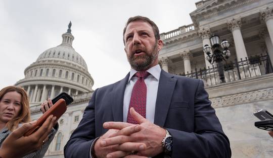 ▶ De voormalige MMA-vechter die bijna op de vuist ging in de Senaat: dit is Trumps nieuwe minister van Binnenlandse Veiligheid