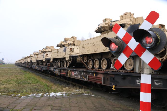 De eerste treinen met Bradleys, gepantserde rupsvoertuigen, van het Amerikaanse leger zijn vertrokken.