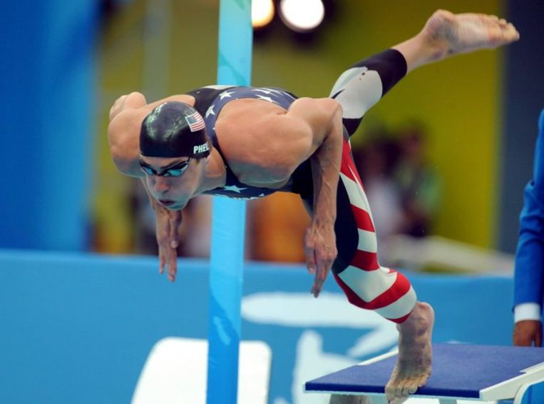 Phelps' start van zijn derde gouden race. Foto EPA/Kay Nietfeld Beeld 
