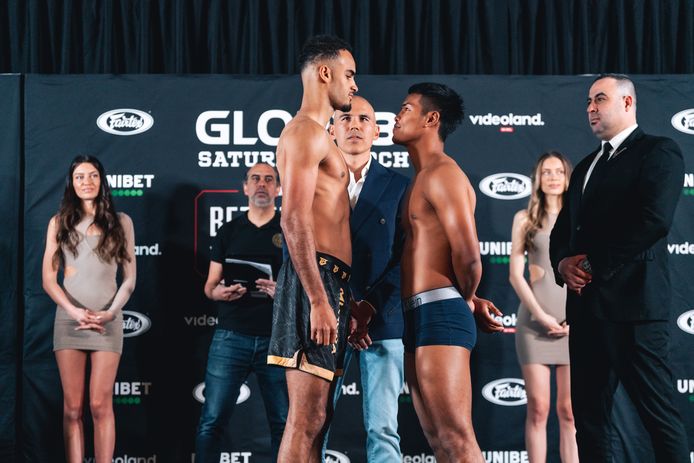 Tyjani Beztati en Petch tegenover elkaar bij de weging voor Glory 84.