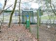 De poort tot het duinpad achter camping Duinrand was afgesloten met een half ingraven amfibiescherm en gaas.