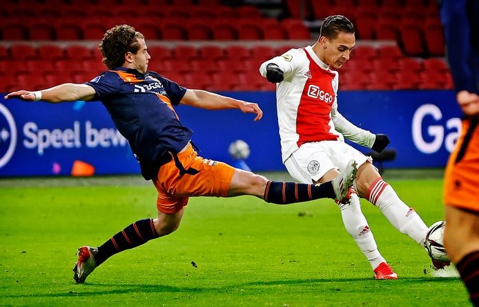 Mats Köhlert komt te laat; Anthonty schiet de 1-0 binnen voor Ajax tegen Willem II.