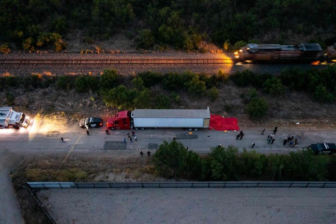 Vrachtwagen die migranten vervoerde naar de VS, maar oververhit geraakte. Ongeveer 50 mensen lieten het leven.