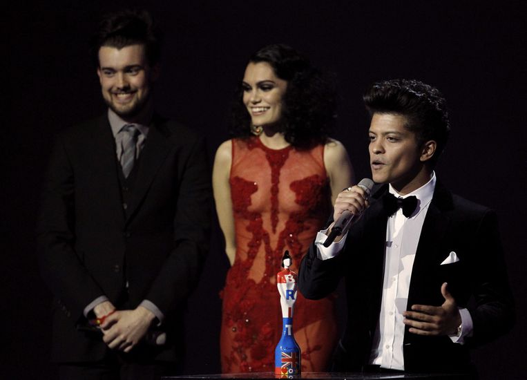 Jessie J (midden) en Bruno Mars (rechts). Beeld ap