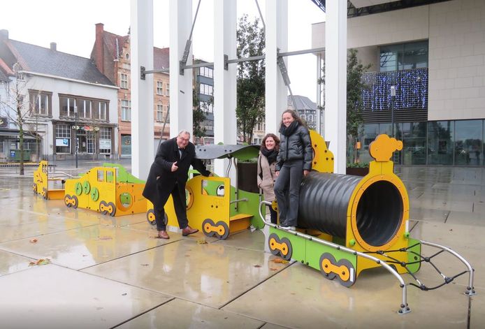 Het speeltreintje op het Stationsplein werd in november voorgesteld.