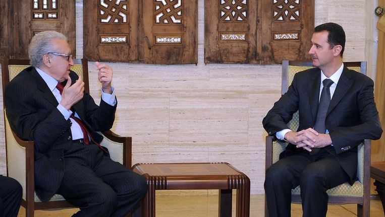 VN-gezant Lakhdar Brahimi (L) in gesprek met de Syrische president Bashar al-Assad. Beeld afp