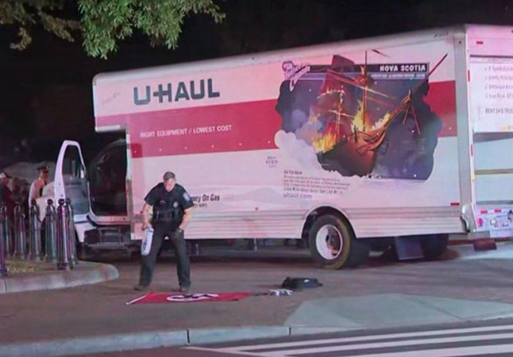 Vrachtwagen met hakenkruisvlag crasht bij park voor Witte Huis