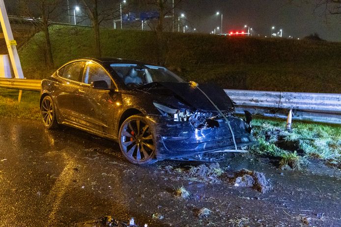 Bij het ongeval op de A4 bij Nieuw-Vennep zijn meerdere voertuigen beschadigd geraakt.