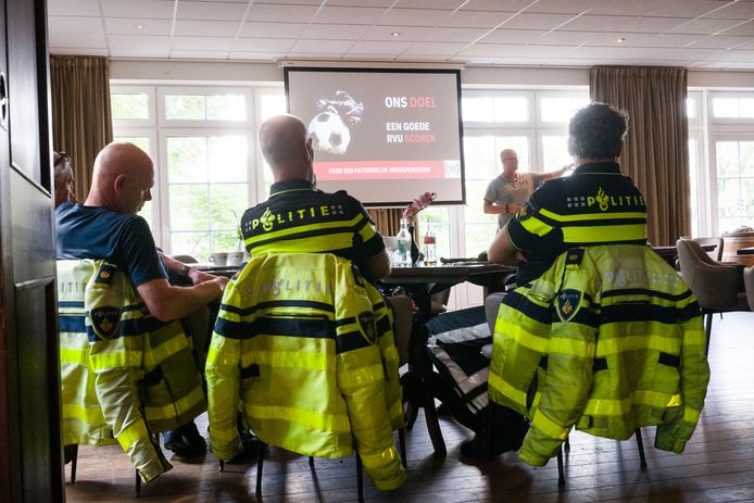 Politieagenten voeren campagne voor vervroegd pensioen.