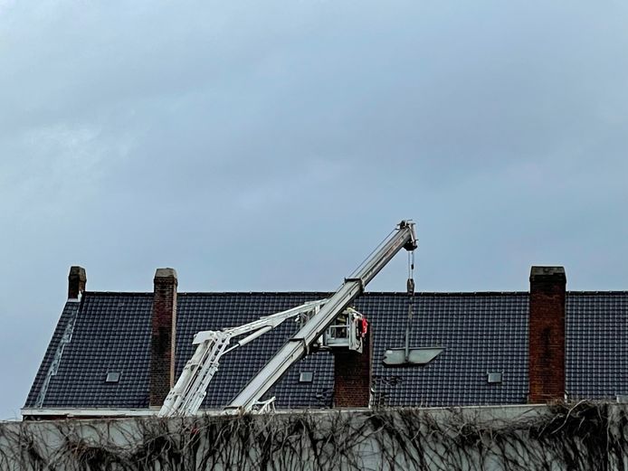 De brandweer brak de wankele schoorsteen op het dak van de Centrumschool af.