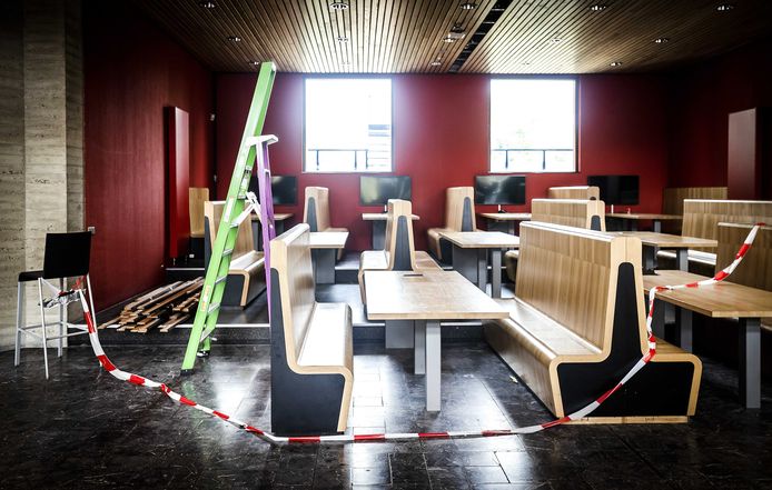 Lege werkplekken op de Erasmus Universiteit. Het kabinet streeft ernaar dat universiteiten en hogescholen aan het begin van het volgende collegejaar open kunnen zonder dat er 1,5 meter afstand hoeft te worden gehouden.