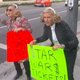 'Star Wars': Carrie Fisher en Ellen Degeneres verkopen tickets op straat (filmpje)