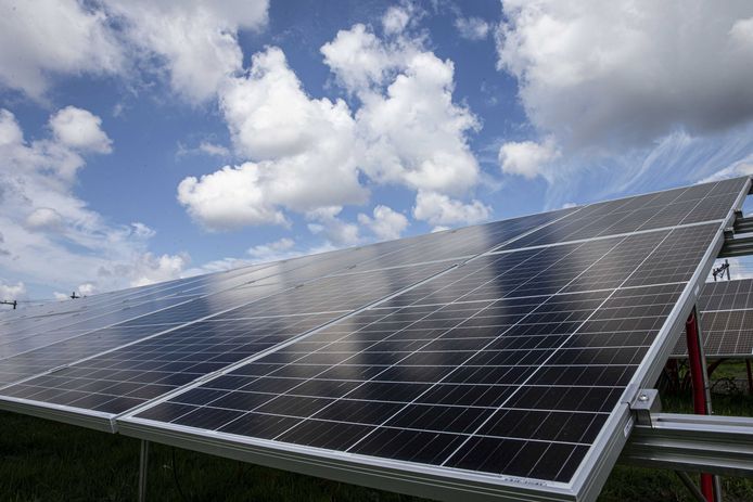 Met bij elkaar bijna 17.000 zonnepanelen gaat het waterschap Hollandse Delta groene stroom opwekken bij vijf waterzuiveringen in de Rotterdamse regio.