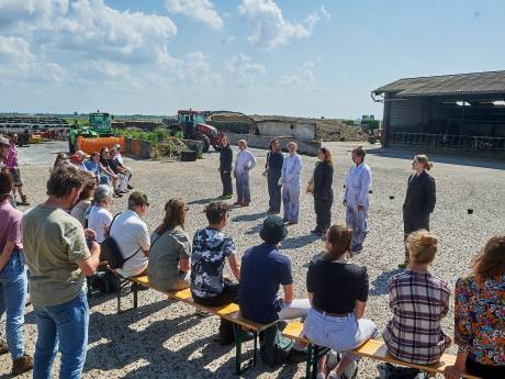 Op het erf brengen boeren en buitenstaanders het gesprek op gang, zelfs een koe komt aan het woord 