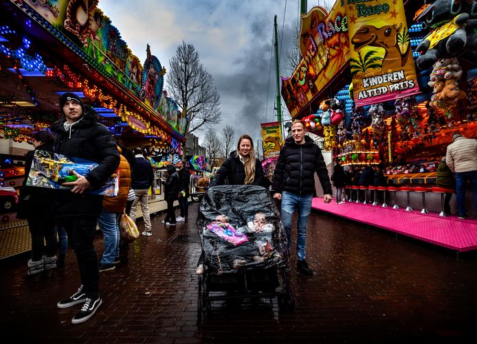 De regen is spelbreker bij de Helmondse voorjaarskermis. Het loopt daardoor niet storm met het aantal bezoekers.