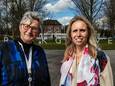 Christien ten Have (l) en Lotte van Breen doen totaal ander werk, maar worden nu opgeleid tot doktersassistent. Zo hopen de huisartsen uit Deventer en omstreken toekomstige tekorten tegen te gaan.