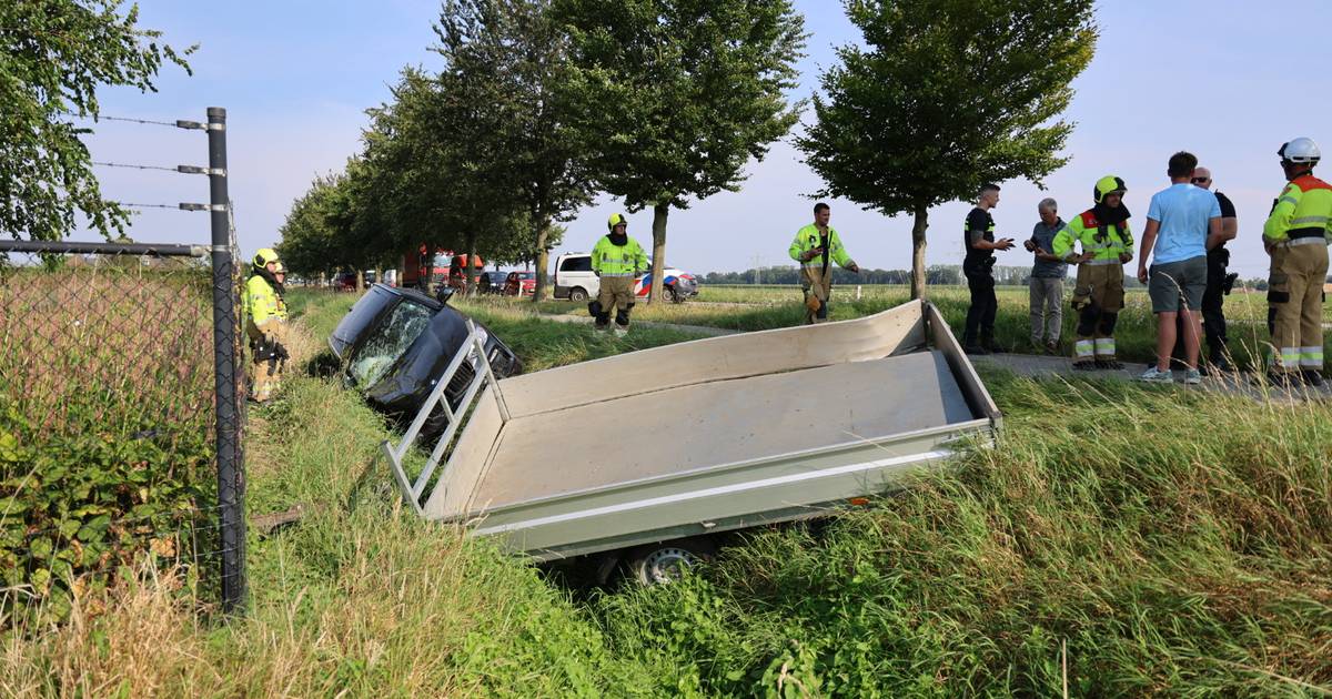 Auto met aanhanger van weg geraakt op Hapseweg in Oeffelt