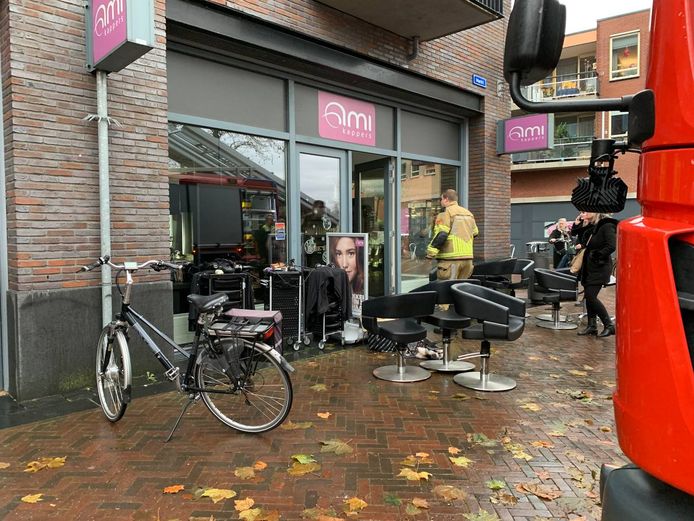 De inboedel van Ami kappers staat in het centrum van Hardenberg op straat.