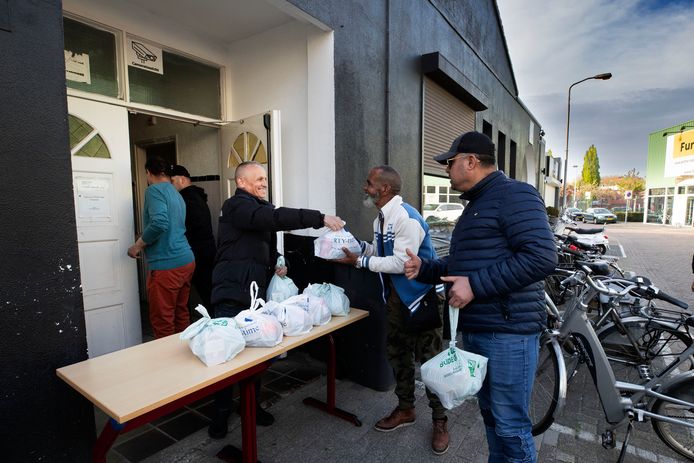 Van de gratis maaltijden van Iftar Take Away van de Eindhovense Arrahmaan moskee wordt dankbaar gebruik gemaakt.