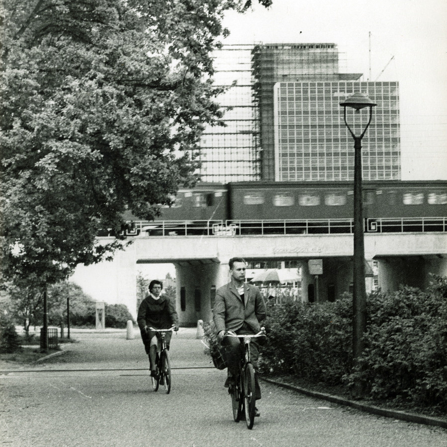 Het spoorviaduct bij Vredeoord met op de achtergrond het Philips hoofdkantoor in de jaren zestig
