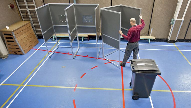 De gymzaal van basisschool Elout aan de Cornelis Krusemanstraat in Amsterdam wordt in februari vorig jaar ingericht als stemlokaal voor de Provinciale Statenverkiezingen. Beeld ANP