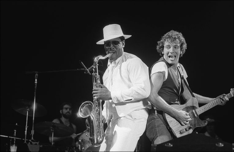 Springsteen met saxofonist Clarence Clemons, ten tijde van 'Hungry Heart': 'ik denk dat het nog steeds één van onze grootste hits is.' Beeld Photo News