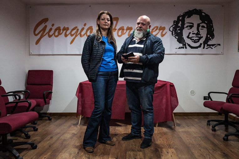 Carla Luccarelli en haar man Angelo Di Ponzio verloren hun zoon Giorgio aan een kankersoort die waarschijnlijk werd veroorzaakt door de staalfabriek. Beeld Nicola Zolin